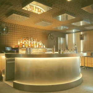 Nous agençons et équipons des bars sur mesure sur structure inox